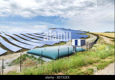 Solarpaneele auf einem Plateau in Frankreich Stockfoto