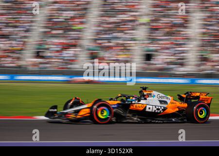 CDMX, MX. 25. Oktober 2025. Oscar Piastri aus Australien und McLaren Formel-1-Team fuhren den (81) McLaren MCL39 während des Qualifyings vor dem Formel-1-Grand Prix in Mexiko-Stadt am 25. Oktober 2025 in Autódromo Hermanos Rodríguez. (Foto: Ben Adams/SIPA USA) Credit: SIPA USA/Alamy Live News Stockfoto