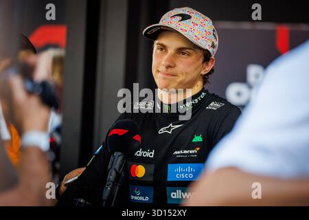 CDMX, MX. 25. Oktober 2025. Oscar Piastri aus Australien und McLaren Formel-1-Team interviewen nach der Qualifikation vor dem Formel-1-Grand Prix in Mexiko-Stadt am 25. Oktober 2025 in Autódromo Hermanos Rodríguez. (Foto: Ben Adams/SIPA USA) Credit: SIPA USA/Alamy Live News Stockfoto