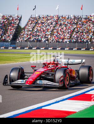 CDMX, MX. 25. Oktober 2025. Charles Leclerc aus Monaco und Scuderia Ferrari HP fuhren den (16) Ferarri SF-25 im Qualifying vor dem Formel-1-Grand Prix von Mexiko-Stadt am 25. Oktober 2025 in Autódromo Hermanos Rodríguez in Mexiko-Stadt. (Foto: Ben Adams/SIPA USA) Credit: SIPA USA/Alamy Live News Stockfoto