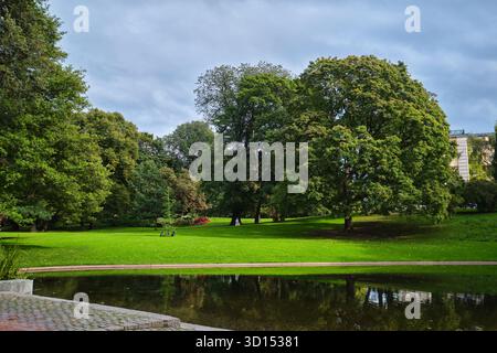 Oslo, Norwegen - 8. September 2025: Slottsparken Oslo, Blick auf den See im Park des Königlichen Schlosses (Slottsparken) im Stadtzentrum von Oslo Stockfoto