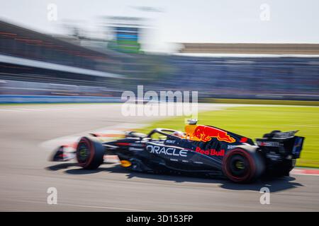 CDMX, MX. 25. Oktober 2025. Max Verstappen aus den Niederlanden und Oracle Red Bull Racing fuhren die (1) Red Bull RB21 im Qualifying vor dem Formel-1-Grand Prix in Mexiko-Stadt am 25. Oktober 2025 in Autódromo Hermanos Rodríguez. (Foto: Ben Adams/SIPA USA) Credit: SIPA USA/Alamy Live News Stockfoto