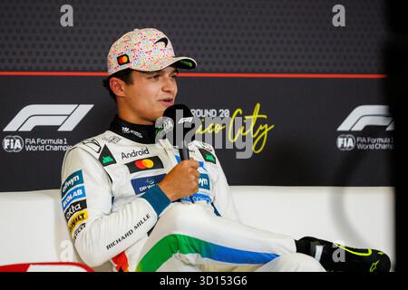 CDMX, MX. 25. Oktober 2025. Polesitter Lando Norris (Großbritannien) und McLaren Formel-1-Team sprachen auf der Pressekonferenz nach der Qualifikation vor dem Formel-1-Grand Prix in Mexiko-Stadt am 25. Oktober 2025 in Autódromo Hermanos Rodríguez. (Foto: Ben Adams/SIPA USA) Credit: SIPA USA/Alamy Live News Stockfoto