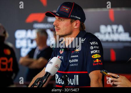 CDMX, MX. 25. Oktober 2025. Max Verstappen aus den Niederlanden und Oracle Red Bull Racing interviewen nach der Qualifikation vor dem Formel-1-Grand Prix von Mexiko-Stadt am 25. Oktober 2025 in Autódromo Hermanos Rodríguez in Mexiko-Stadt. (Foto: Ben Adams/SIPA USA) Credit: SIPA USA/Alamy Live News Stockfoto