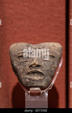 Aus Stein gemeißelte menschliche Figur Kopf aus der Tlamimilolpa Phase (250–450 n. Chr.) im Teotihuacán Museum, Mexiko. Stockfoto