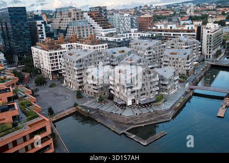 Oslo, Norwegen - 1. Oktober 2025: Aus der Vogelperspektive auf moderne Wohnhäuser in der Innenstadt von Bjorvika, Vannkunsten am Wasserhafen Stockfoto