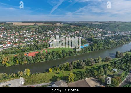 Blick auf das Maintal rund um Ochsenfurt im Stadtteil Würzburg an einem sonnigen Septembertag Stockfoto