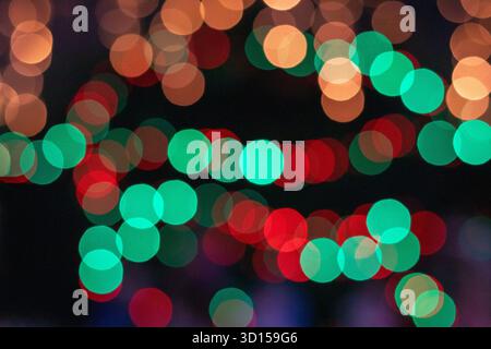 Bunte Bokeh-Lichter in einer nächtlichen Stadt sorgen für eine festliche, traumhafte Stimmung Stockfoto