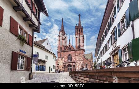 Basel, Schweiz - 13. Juli 2019: Blick auf den Basler Dom oder das Münster und den Marktplatz, Basel Stockfoto