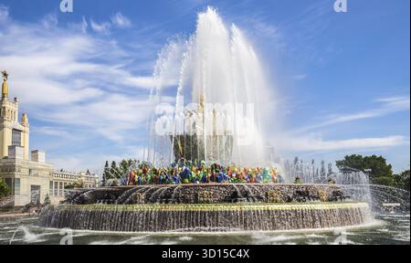 MOSKAU, RUSSLAND - 22. Mai 2019: Der Steinblumenbrunnen auf der Ausstellung VDNKh in Moskau Stockfoto