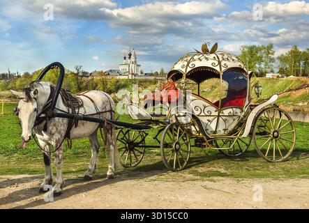 Suzdal, Russland - 2. Mai 2014: Pferdekutsche auf dem Hintergrund der Kirche in Suzdal Stockfoto