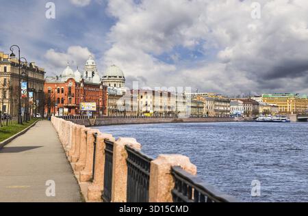 St. Petersburg, Russland - 11. Mai 2015: Wunderschöne Uferpromenade mit den historischen Häusern in St. Petersburg Stockfoto