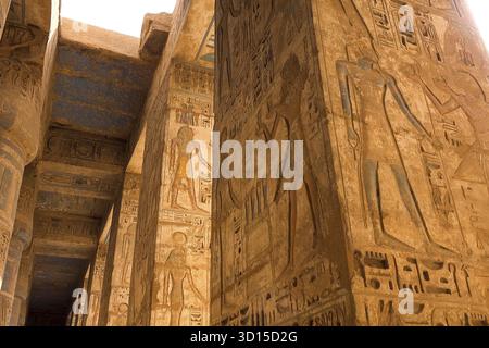 Ägyptischen Hieroglyphen und Zeichnungen an den Wänden und Säulen. Ägyptische Sprache, das Leben der antiken Götter und Menschen in Hieroglyphen und Zeichnungen Stockfoto