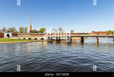 Sankt Petersburg, Russland, 10. Mai 2015. Der Eingang zur Peter-und-Paul-Festung von der Ioannovsky-Brücke Stockfoto