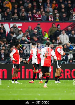 Rotterdam, Niederlande. Oktober 2025. Rotterdam: Givairo Read von Feyenoord, Tsuyoshi Watanabe von Feyenoord, Oussama Targhalline von Feyenoord während der zehnten Wettkampfrunde der Eredivisie Saison 2025/2026. Das Spiel findet am 26. Oktober 2025 im Stadion Feijenoord de Kuip zwischen Feyenoord Rotterdam und PSV Eindhoven statt. Credit: Box to Box Pictures/Alamy Live News Stockfoto