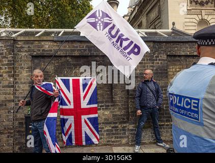 Ein UKIP-Unterstützer, der an einer Demonstration teilnimmt, weht UKIP die neue rechte Flagge vor dem Brompton Oratory in London, 25. Oktober 2025. Stockfoto