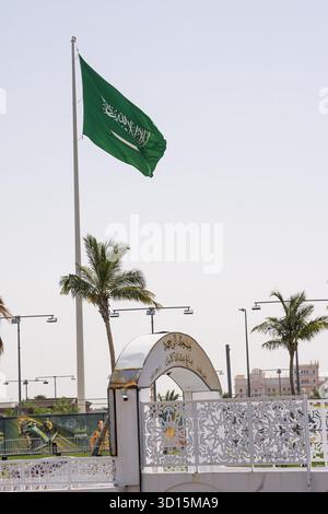 Dschidda, Saudi-Arabien - 21. April 2025: Saudi-arabische Flagge winkt vor der schwimmenden Moschee in Dschidda Stockfoto