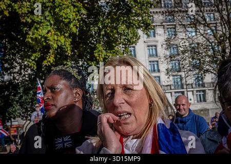 Eine Vielzahl von Unterstützern der ukip (uk Unabhängigkeitspartei), darunter eine schwarze und eine weiße Frau, versammeln sich bei einer politischen Kundgebung im Freien in London. Stockfoto