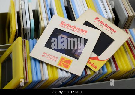 Eine Nahaufnahme einer Sammlung von Vintage Kodachrome Fotodias, hauptsächlich 35-mm-Folien, in einem Kunststoffbehälter gelagert. Die Folien sind gemischt Stockfoto