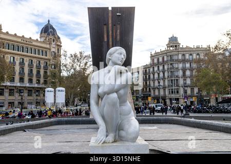 Barcelona, Katalonien - Spanien - 01-08-2025: Marmorstatue einer sitzenden Frau mit kontemplativem Ausdruck, auf der Placa de Catalunya gelegen, mit Stadt Stockfoto