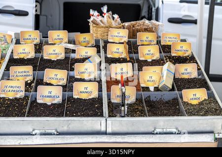 Guadix, Granada - Spanien - 24.01.2024: Verschiedene Teesorten auf einem Marktstand, jede Schachtel mit detaillierten Geschmacksbeschreibungen gekennzeichnet Stockfoto