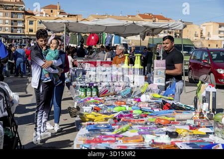 Guadix, Granada - Spanien - 24.01.2024: Ein Blick auf bunte Marktstände in Guadix, die Spielzeug und Zubehör in verschiedenen Formen und Farben verkaufen, attraktiv Stockfoto