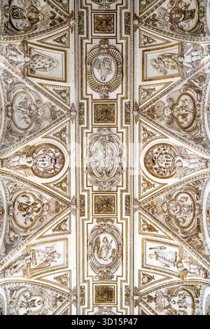 Cordoba, Cordoba - Spanien - 04-08-2024: Atemberaubende Deckendetails in der Kathedrale von Mezquita mit kunstvollen Designs und religiöser Bedeutung Stockfoto