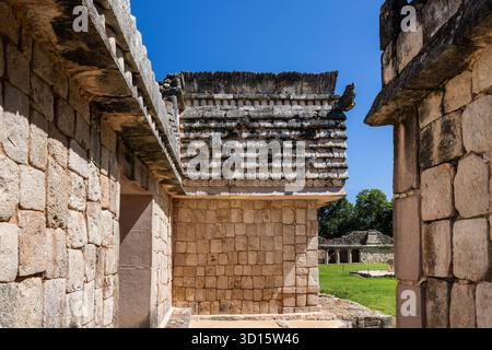 Steinstrukturen und Dachkämme im Nonnenkreuz-Quadrangle in Uxmal, Yucatán, Mexiko. Stockfoto