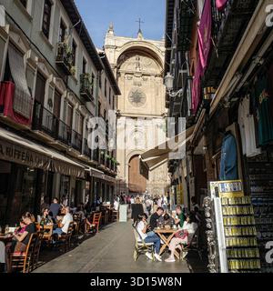 Granada, Spanien - 20. Oktober 2025: Fassade der Kathedrale von Granada auf der Plaza de las Pasiegas Stockfoto