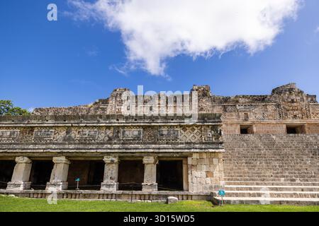 Das Nunnery Quadrangle in Uxmal, Yucatán, Mexiko, zeigt eine Mosaikfassade im Puuc-Stil und eine Säule im unteren Stockwerk. Stockfoto