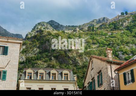 Blick auf die Stadtmauer von Kotor und die Festung St. John vom Hauptplatz, Stadt Kotor, Bucht von Kotor, Montenegro, Europa. Stockfoto