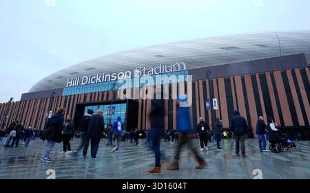 Liverpool, Großbritannien. Oktober 2025. Fans, die vor dem Spiel der Everton gegen Tottenham Hotspur Premier League im Hill Dickinson Stadium in Liverpool in ihr neues Stadion eintreffen. Der Bildnachweis sollte lauten: Andrew Yates/Sportimage Credit: Sportimage Ltd/Alamy Live News Stockfoto
