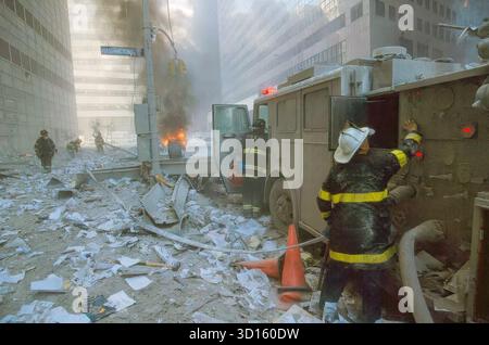 Nach dem Zusammenbruch reagieren die FDNY-Feuerwehrleute auf den Terroranschlag vom 11. september auf das Welthandelszentrum Stockfoto