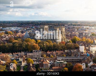 YORK, GROSSBRITANNIEN - 25. OKTOBER 2025. Ein Blick aus der Vogelperspektive auf die Skyline der Stadt York in North Yorkshire, Großbritannien mit der Kathedrale des York Minster und dem Dach Stockfoto