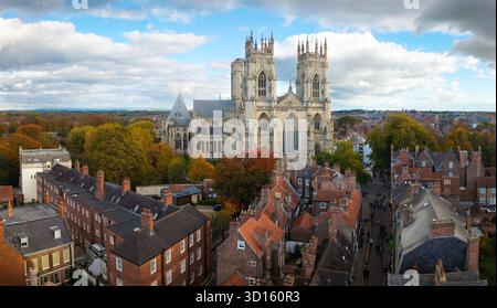 YORK, GROSSBRITANNIEN - 25. OKTOBER 2025. Ein Blick aus der Vogelperspektive auf die Skyline der Stadt York in North Yorkshire, Großbritannien mit der Kathedrale des York Minster und dem Dach Stockfoto