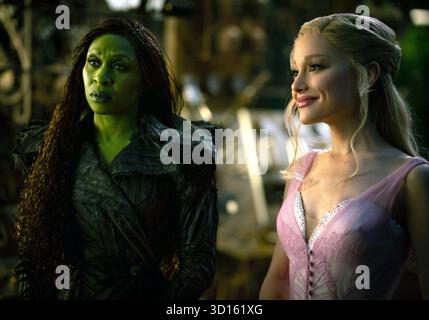 Wicked: For Good ist ein US-amerikanischer Fantasy-Film von Jon M. Chu, der von Winnie Holzman und Dana Fox geschrieben wurde. Die Fortsetzung von Wicked (2024) adaptiert den zweiten Akt des Bühnenmusikals von Stephen Schwartz und Holzman aus dem Jahr 2003, das lose auf Gregory Maguires Roman aus dem Jahr 1995 basiert, eine Neuinterpretation von L. Frank Baums Roman der wunderbare Zauberer von Oz aus dem Jahr 1900 und seiner Filmadaption aus dem Jahr 1939. Stockfoto