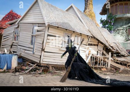 Wicked: For Good ist ein US-amerikanischer Fantasy-Film von Jon M. Chu, der von Winnie Holzman und Dana Fox geschrieben wurde. Die Fortsetzung von Wicked (2024) adaptiert den zweiten Akt des Bühnenmusikals von Stephen Schwartz und Holzman aus dem Jahr 2003, das lose auf Gregory Maguires Roman aus dem Jahr 1995 basiert, eine Neuinterpretation von L. Frank Baums Roman der wunderbare Zauberer von Oz aus dem Jahr 1900 und seiner Filmadaption aus dem Jahr 1939. Stockfoto