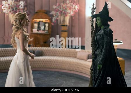 Wicked: For Good ist ein US-amerikanischer Fantasy-Film von Jon M. Chu, der von Winnie Holzman und Dana Fox geschrieben wurde. Die Fortsetzung von Wicked (2024) adaptiert den zweiten Akt des Bühnenmusikals von Stephen Schwartz und Holzman aus dem Jahr 2003, das lose auf Gregory Maguires Roman aus dem Jahr 1995 basiert, eine Neuinterpretation von L. Frank Baums Roman der wunderbare Zauberer von Oz aus dem Jahr 1900 und seiner Filmadaption aus dem Jahr 1939. Stockfoto