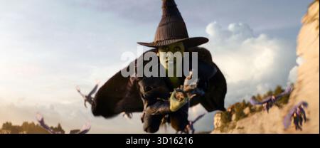 Wicked: For Good ist ein US-amerikanischer Fantasy-Film von Jon M. Chu, der von Winnie Holzman und Dana Fox geschrieben wurde. Die Fortsetzung von Wicked (2024) adaptiert den zweiten Akt des Bühnenmusikals von Stephen Schwartz und Holzman aus dem Jahr 2003, das lose auf Gregory Maguires Roman aus dem Jahr 1995 basiert, eine Neuinterpretation von L. Frank Baums Roman der wunderbare Zauberer von Oz aus dem Jahr 1900 und seiner Filmadaption aus dem Jahr 1939. Stockfoto