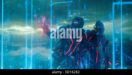 TRON: Ares ist ein US-amerikanischer Science-Fiction-Actionfilm aus dem Jahr 2025. Es ist der dritte Teil der Tron-Serie und eine Fortsetzung von Tron: Legacy (2010). Regie führte Joachim Rønning, die Filmstars Jared Leto, Greta Lee, Evan Peters, Jodie Turner-Smith, Hasan Minhaj, Arturo Castro und Gillian Anderson, wobei Jeff Bridges seine Rolle als Kevin Flynn aus den ersten beiden Filmen wiederaufnahm. Stockfoto