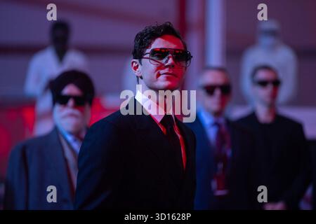 TRON: Ares ist ein US-amerikanischer Science-Fiction-Actionfilm aus dem Jahr 2025. Es ist der dritte Teil der Tron-Serie und eine Fortsetzung von Tron: Legacy (2010). Regie führte Joachim Rønning, die Filmstars Jared Leto, Greta Lee, Evan Peters, Jodie Turner-Smith, Hasan Minhaj, Arturo Castro und Gillian Anderson, wobei Jeff Bridges seine Rolle als Kevin Flynn aus den ersten beiden Filmen wiederaufnahm. Stockfoto