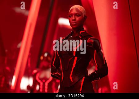 TRON: Ares ist ein US-amerikanischer Science-Fiction-Actionfilm aus dem Jahr 2025. Es ist der dritte Teil der Tron-Serie und eine Fortsetzung von Tron: Legacy (2010). Regie führte Joachim Rønning, die Filmstars Jared Leto, Greta Lee, Evan Peters, Jodie Turner-Smith, Hasan Minhaj, Arturo Castro und Gillian Anderson, wobei Jeff Bridges seine Rolle als Kevin Flynn aus den ersten beiden Filmen wiederaufnahm. Stockfoto