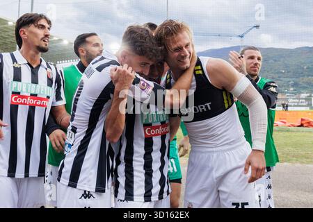 Ascoli, Italien. Oktober 2025. Die Spieler des Ascoli Calcio 1898 FC feiern den Sieg nach dem Spiel der Serie C zwischen Ascoli Calcio 1898 FC und US Sambenedettese im Stadio Cino e Lillo Del Duca am 26. Oktober 2025 in Ascoli Piceno, Italien. © Foto: Cinzia Camela. Quelle: Unabhängige Fotoagentur/Alamy Live News Stockfoto