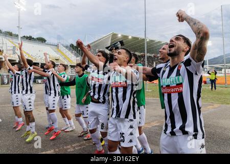 Ascoli, Italien. Oktober 2025. Die Spieler des Ascoli Calcio 1898 FC feiern den Sieg nach dem Spiel der Serie C zwischen Ascoli Calcio 1898 FC und US Sambenedettese im Stadio Cino e Lillo Del Duca am 26. Oktober 2025 in Ascoli Piceno, Italien. © Foto: Cinzia Camela. Quelle: Unabhängige Fotoagentur/Alamy Live News Stockfoto