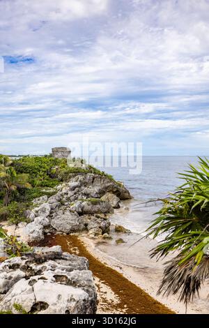 Templo del Dios del Viento (Tempel des Gottes der Winde) über dem Karibischen Meer in Tulum, Mexiko, eine der berühmtesten Maya-Ruinen der Riviera Maya. Stockfoto