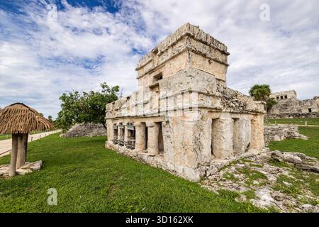 Der Tempel des absteigenden Gottes in Tulum, Mexiko, von Süden aus gesehen, ein Beispiel für späte postklassische Maya-Architektur und religiöse Kunst. Stockfoto