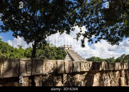 Tempel von Kukulkán, jenseits des Tzompantli, oder Plattform der Schädel, Chichén Itzá, Yucatán, Mexiko. Stockfoto