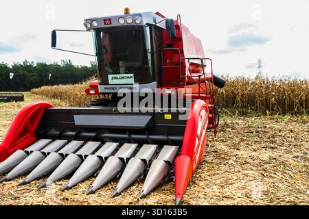 Ribeirao Preto, Sao Paulo, Brasilien, 30. April 2008. Nahaufnahme eines Massey Ferguson-Mähdreschers während der Maisernte. Moderne Landwirtschaft in Aktion i Stockfoto