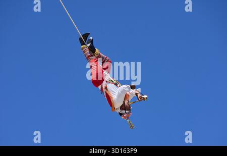 Crisanto Méndez Jiménez spielt Flöte und Trommel, während er und drei andere Voladores in Chapala, Mexiko, auf die Erde herabsteigen. Stockfoto