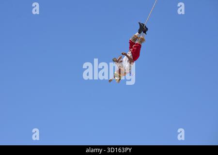 Crisanto Méndez Jiménez spielt Flöte und Trommel, während er und drei andere Voladores in Chapala, Mexiko, auf die Erde herabsteigen. Stockfoto